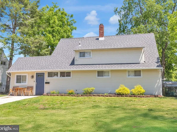 15 Wildflower Rd, Levittown, PA 19057