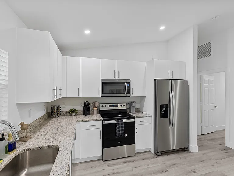 2321 NW 26th St — Photo 5