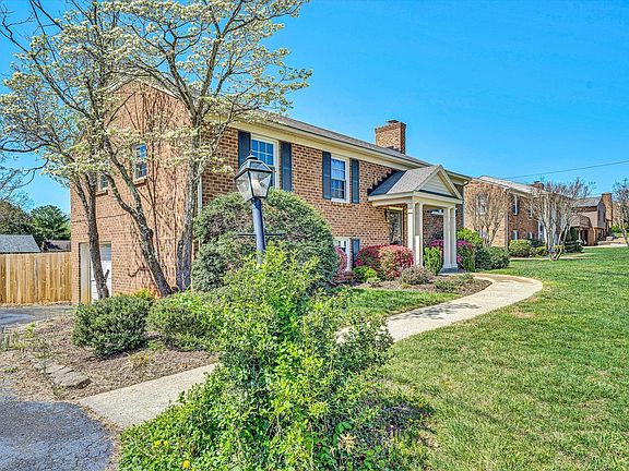 3rd image of 212 Maple Hills Dr