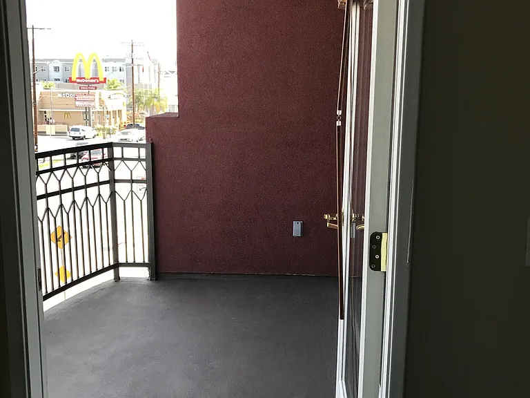 11124 Burbank Blvd #201 — Photo 20