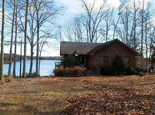 657 N Lakeshore Dr, Louisa, VA 23093