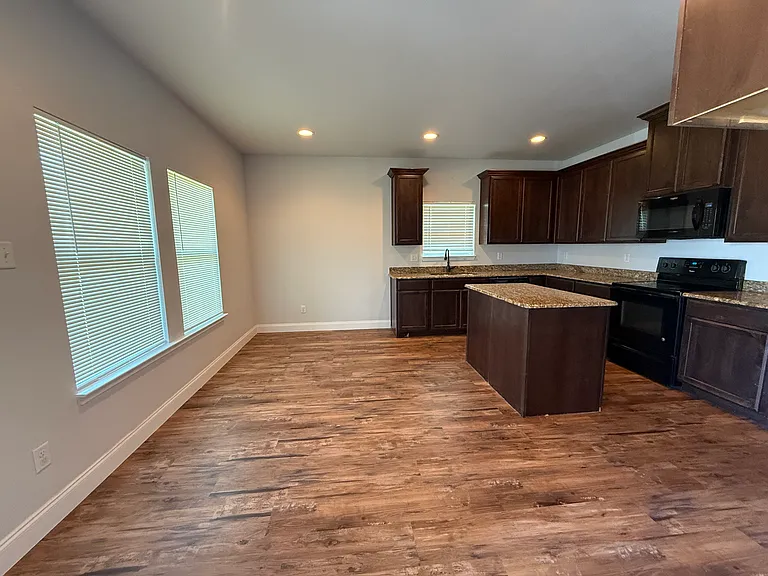 4705 Henry St — Photo 3