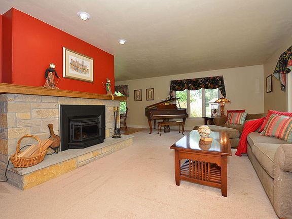 4th image of 737 Riverview Dr