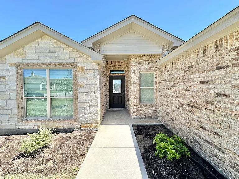 905 Galloway Dr — Photo 2