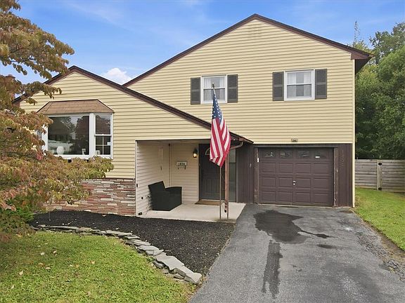 3rd image of 1836 Cloverdale Rd