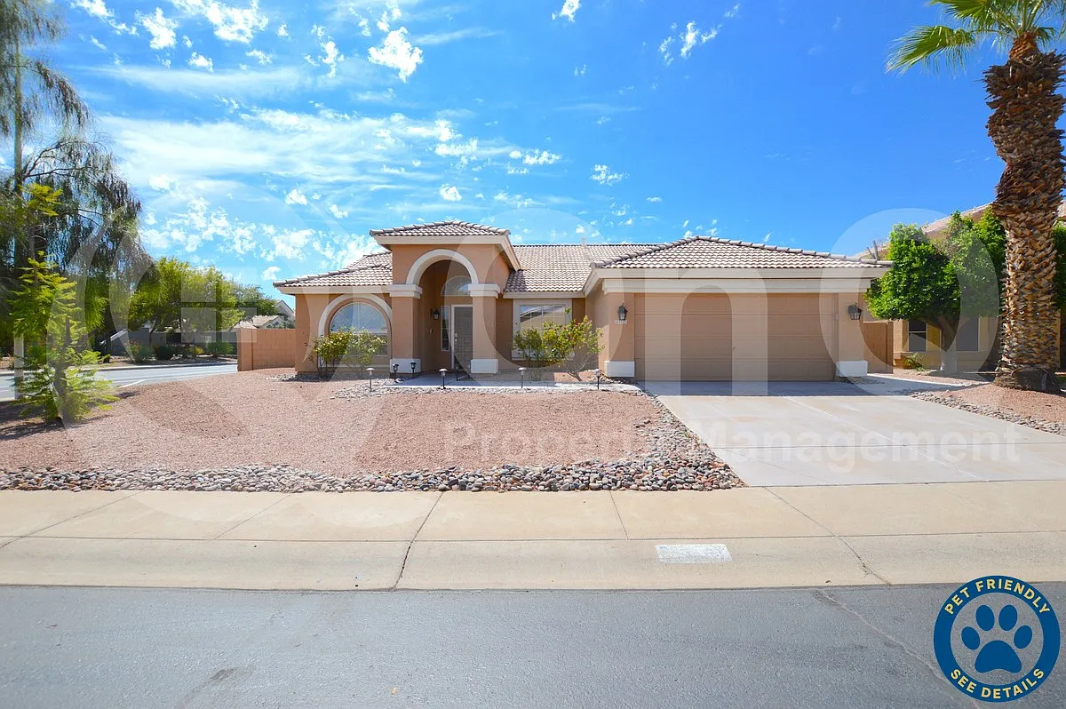 3 bed, 2.0 bath, 2160 sqft, $2,899 — Photo 2