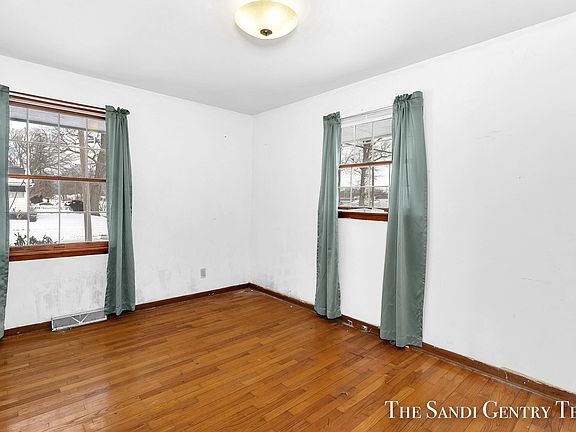 3rd image of 749 E Delano Ave
