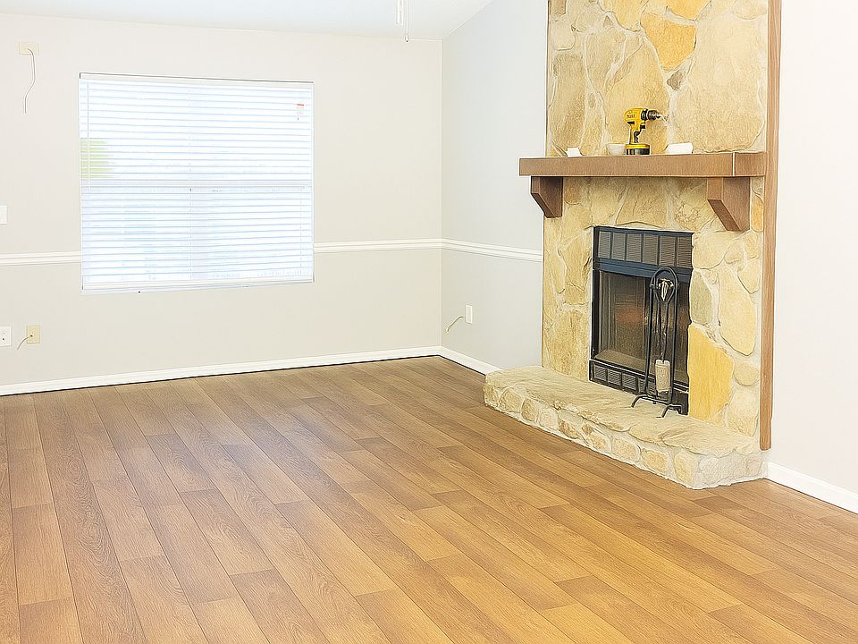 2nd image of 4835 Mainstreet Valley Trce