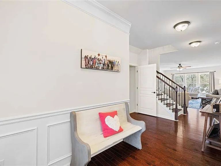 496 Spring View Dr — Photo 4