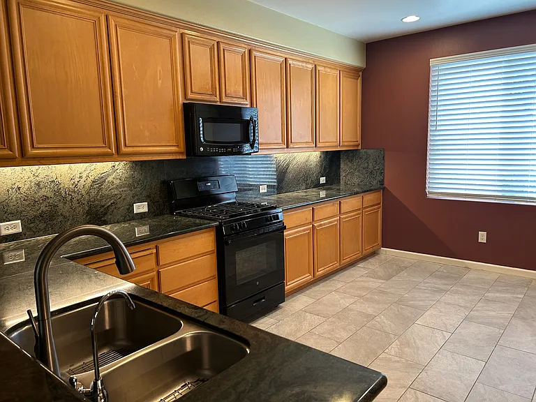 KITCHEN WITH GRANITE COUNTERTOPS
