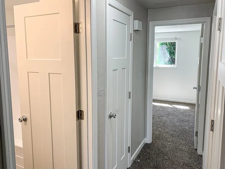 Apartment in West Salem near banks, shopping areas, bus lines, and downtown! ~ Colonial — Photo 59
