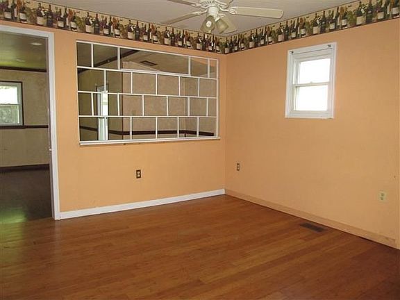 4th image of 15 Bevier St