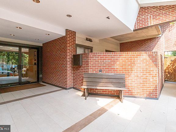 3rd image of 1020 N Stafford St APT 101