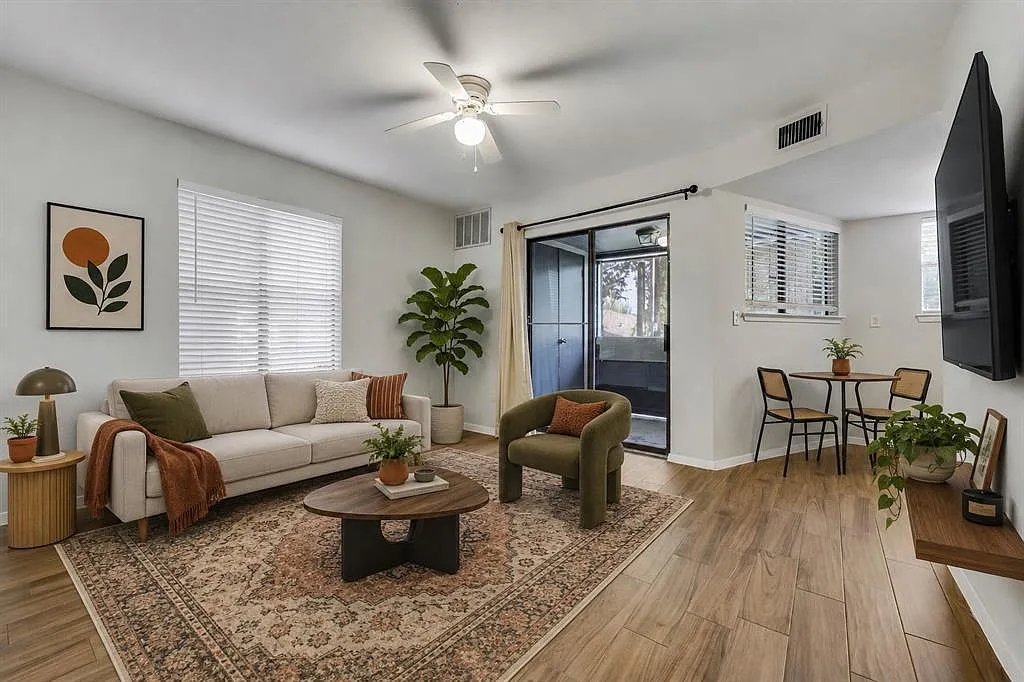 1 bed, 1.0 bath, 389 sqft, $895 — Photo 1