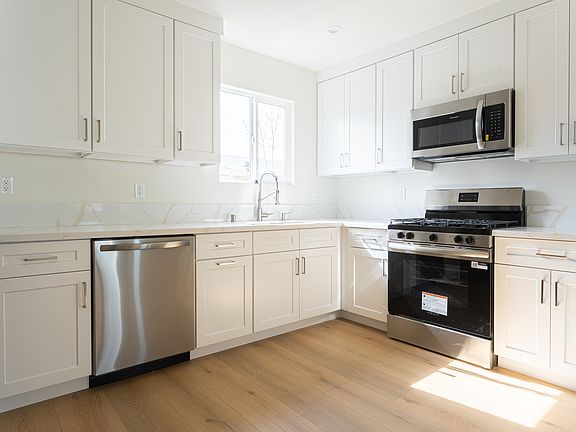 5th image of 1065 E Spazier Ave #201
