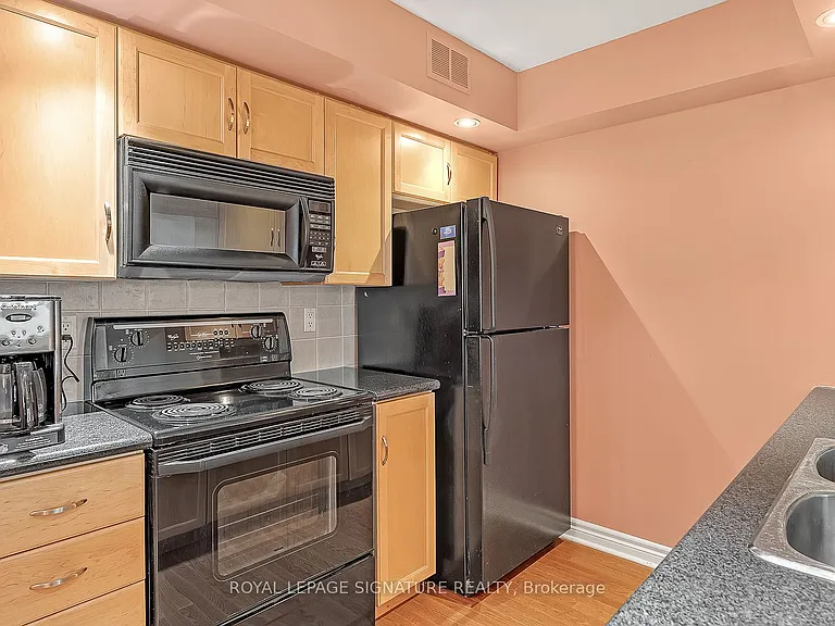 270 Wellington St W #710 — Photo 4