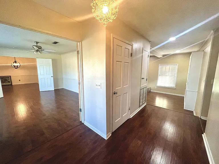 107 Hampton Ave — Photo 2