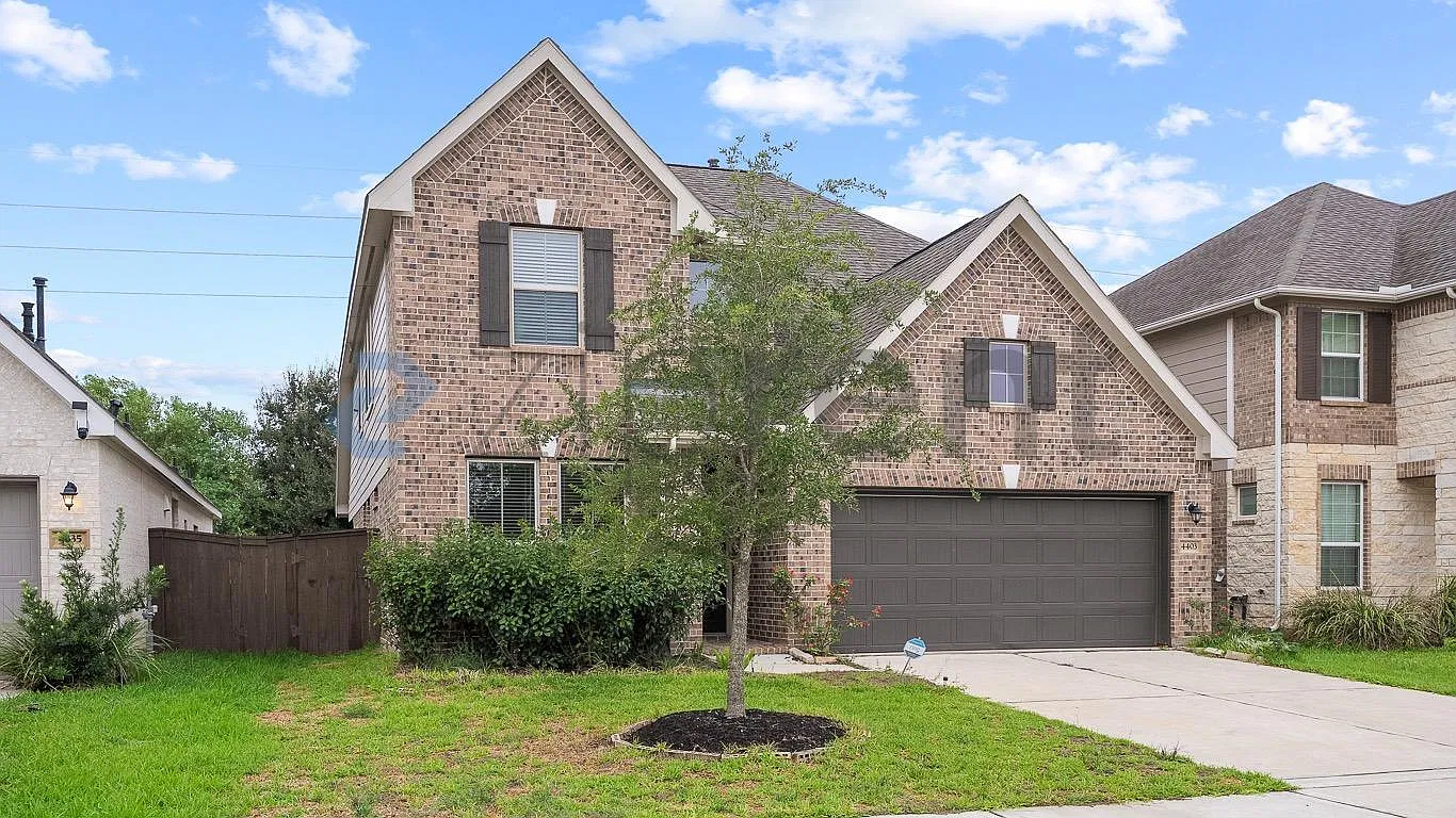 5 bed, 2300 sqft, $3,100 — Photo 2