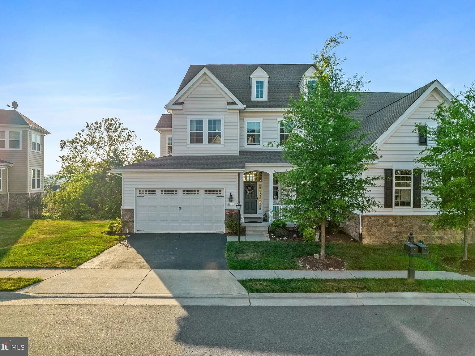 5 bed, 4.5 bath, 4436 sqft, $4,800 — Photo 2