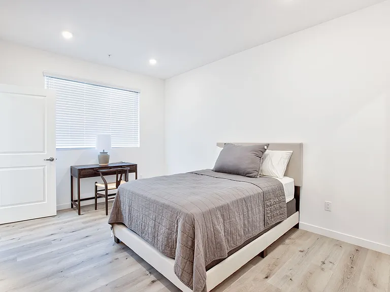 14748 Victory Blvd — Photo 13