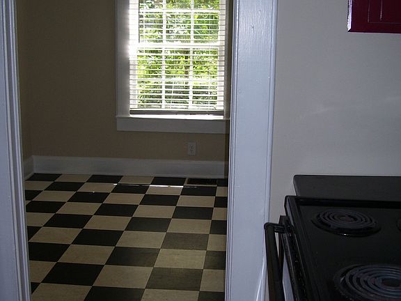 5th image of 101 Hillcrest Cir