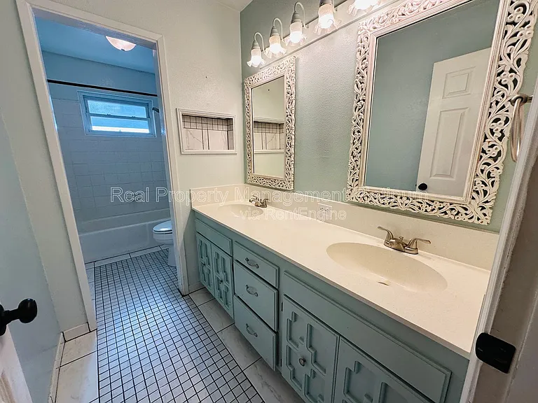 9077 N Fowler Ave — Photo 7
