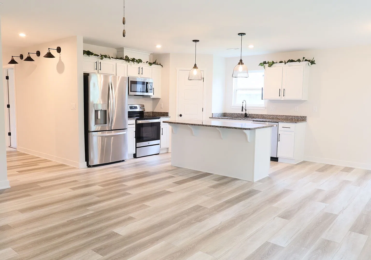 Modern 3 bed / 2 bath home — Photo 4