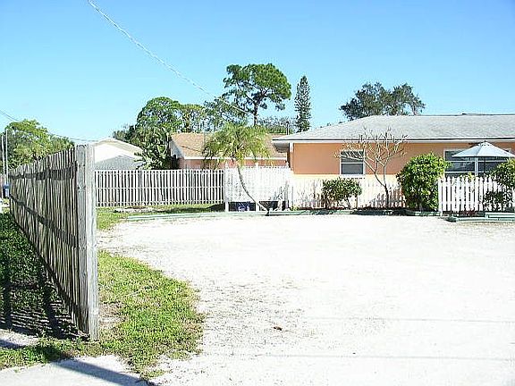 2nd image of 220-222 Colonia Ln E