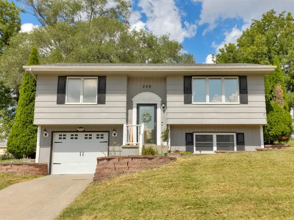 206 E Hughes Cir, Des Moines, IA 50315