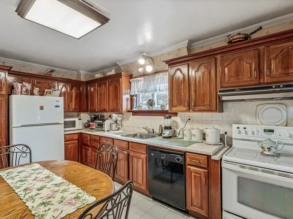 86-79 Pinto Street image 9 of 25