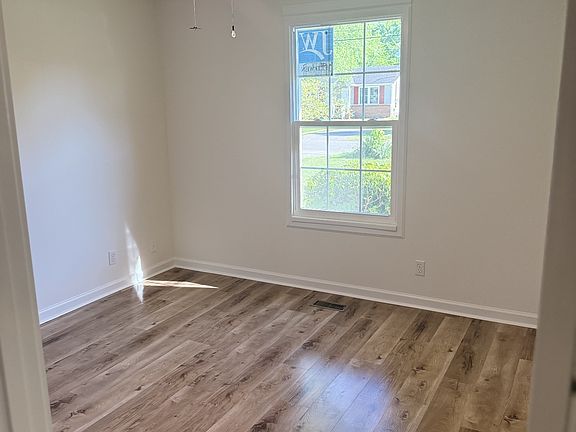 3rd image of 689 Debbie Dr