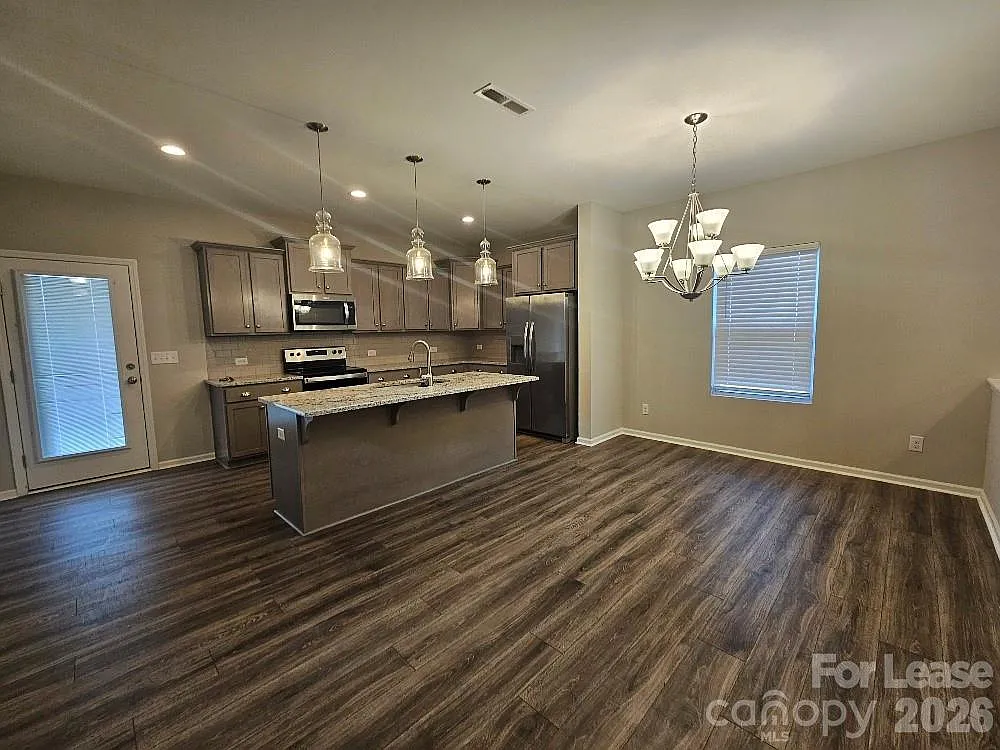5 bed, 3.0 bath, 2091 sqft, $2,750 — Photo 3