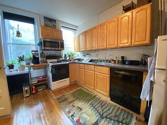 2nd image of 258 Van Brunt St APT 1