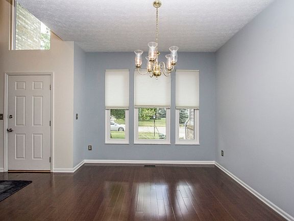 4th image of 703 Blossom Ln