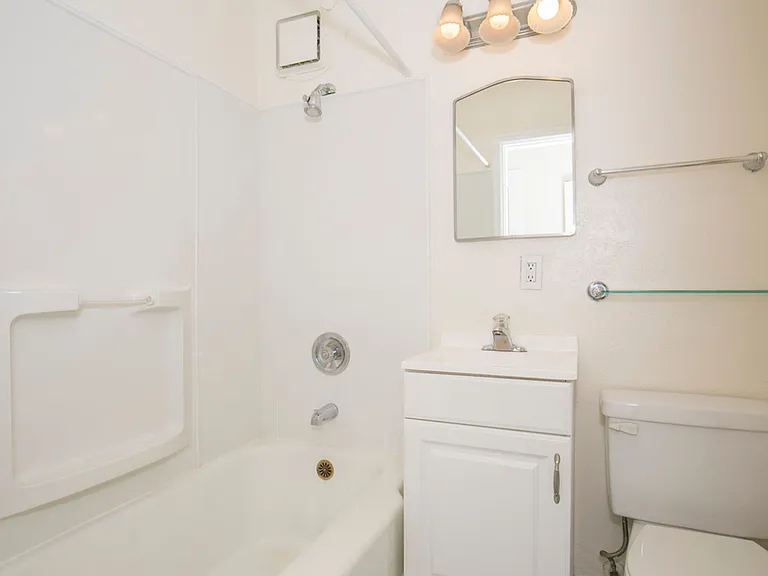 Blaine Apartments — Photo 9