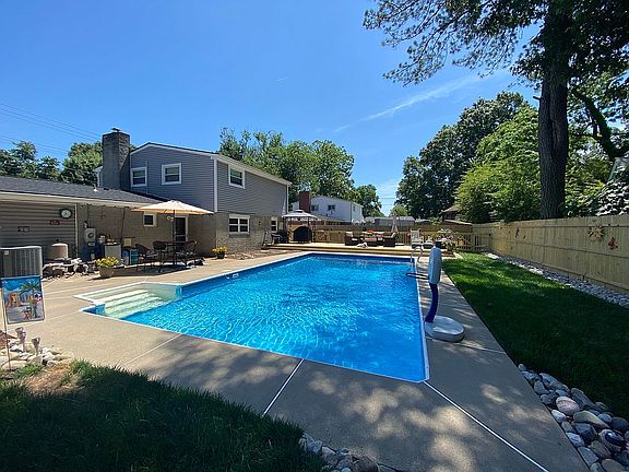 3rd image of 3809 Edinburgh Dr