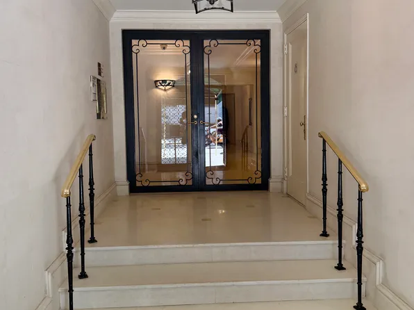 425 East 51st Street 2C image 9 of 10