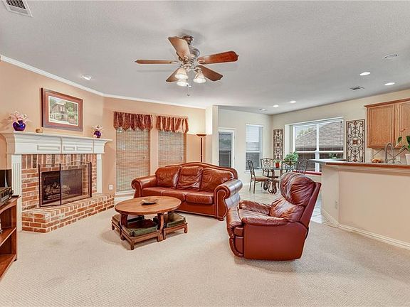 2nd image of 801 Grove Dr