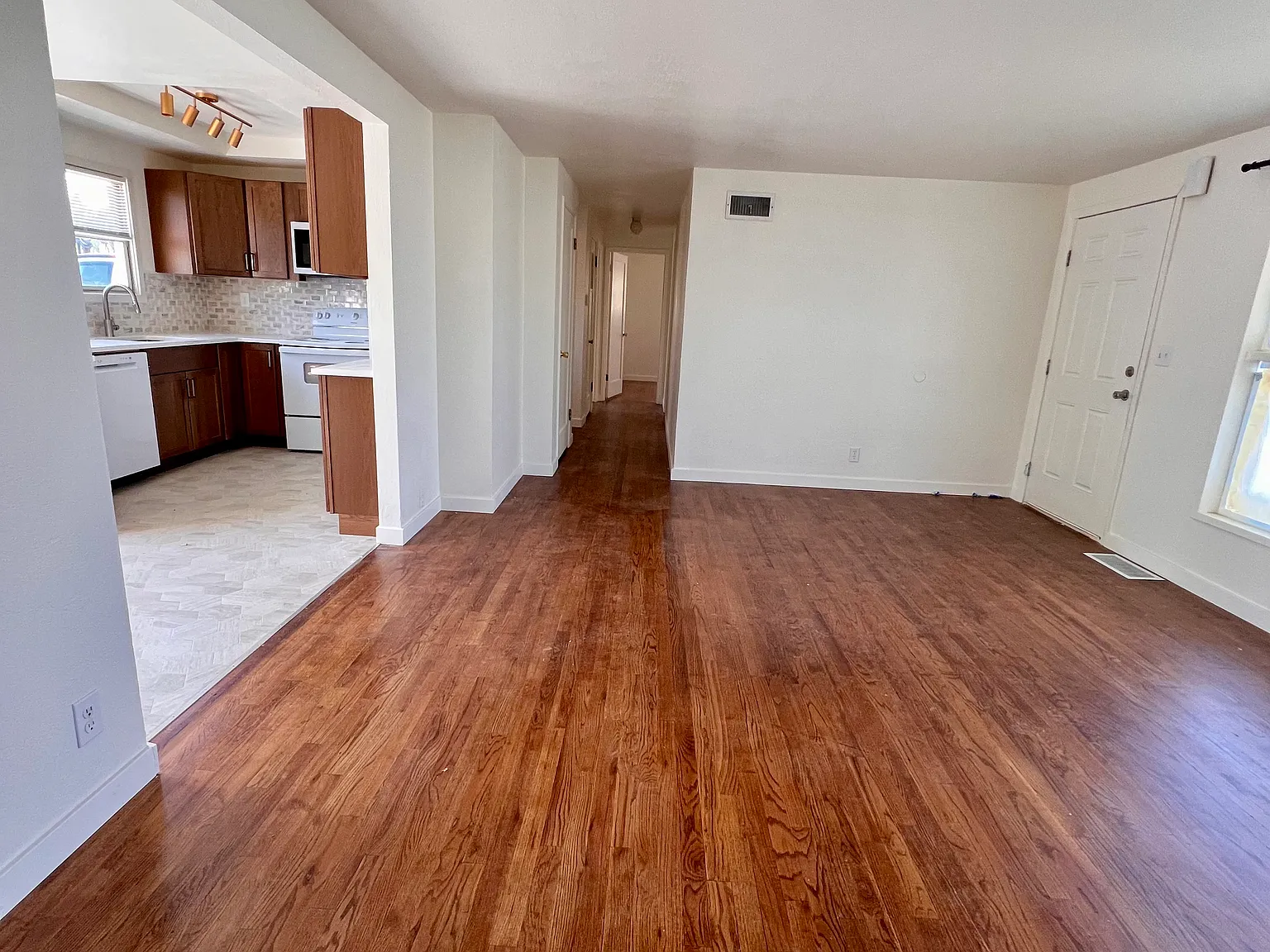 4 bed, 1800 sqft, $1,800 — Photo 3