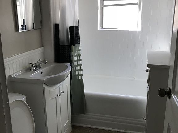 2nd image of 965 1/2 N Doheny Dr