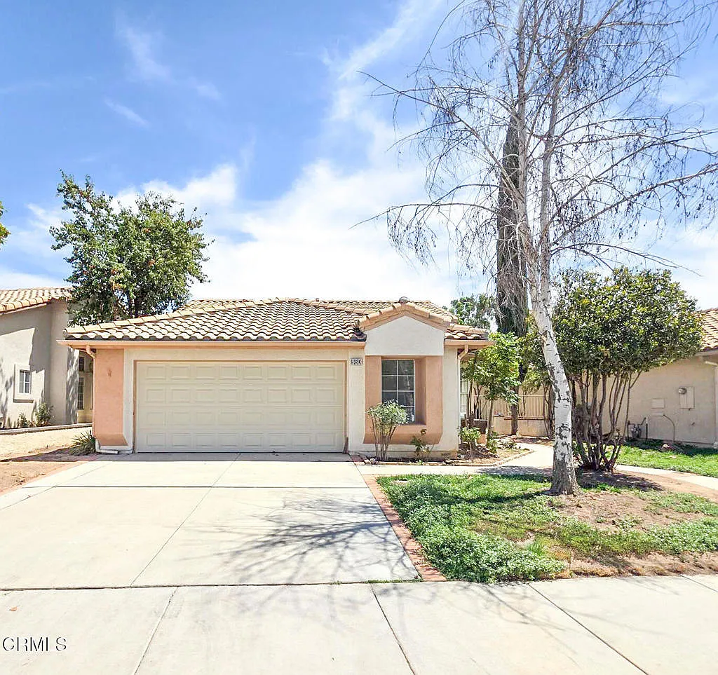 3 bed, 2.0 bath, 1195 sqft, $2,300 — Photo 1