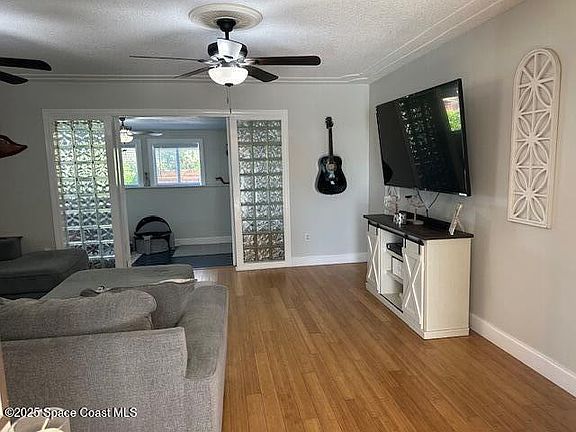 3rd image of 230 Linda Ave