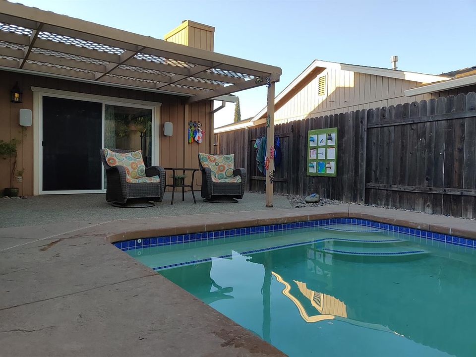 1st image of 566 Oakborough Ave