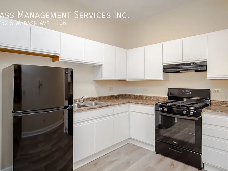 4752 S Wabash Ave #106 — Photo 1