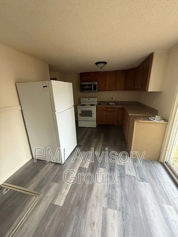 2 bed, 1.5 bath, 1332 sqft, $1,070 — Photo 4
