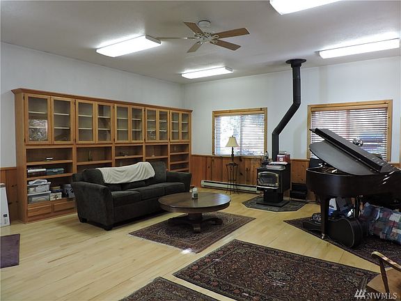 Amazing bonus living space.  Over 1000 sq ft of useable space to use as you need.  Great area for guest private.