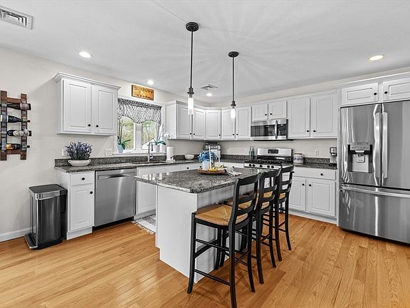 4th image of 40 Saw Mill Ln