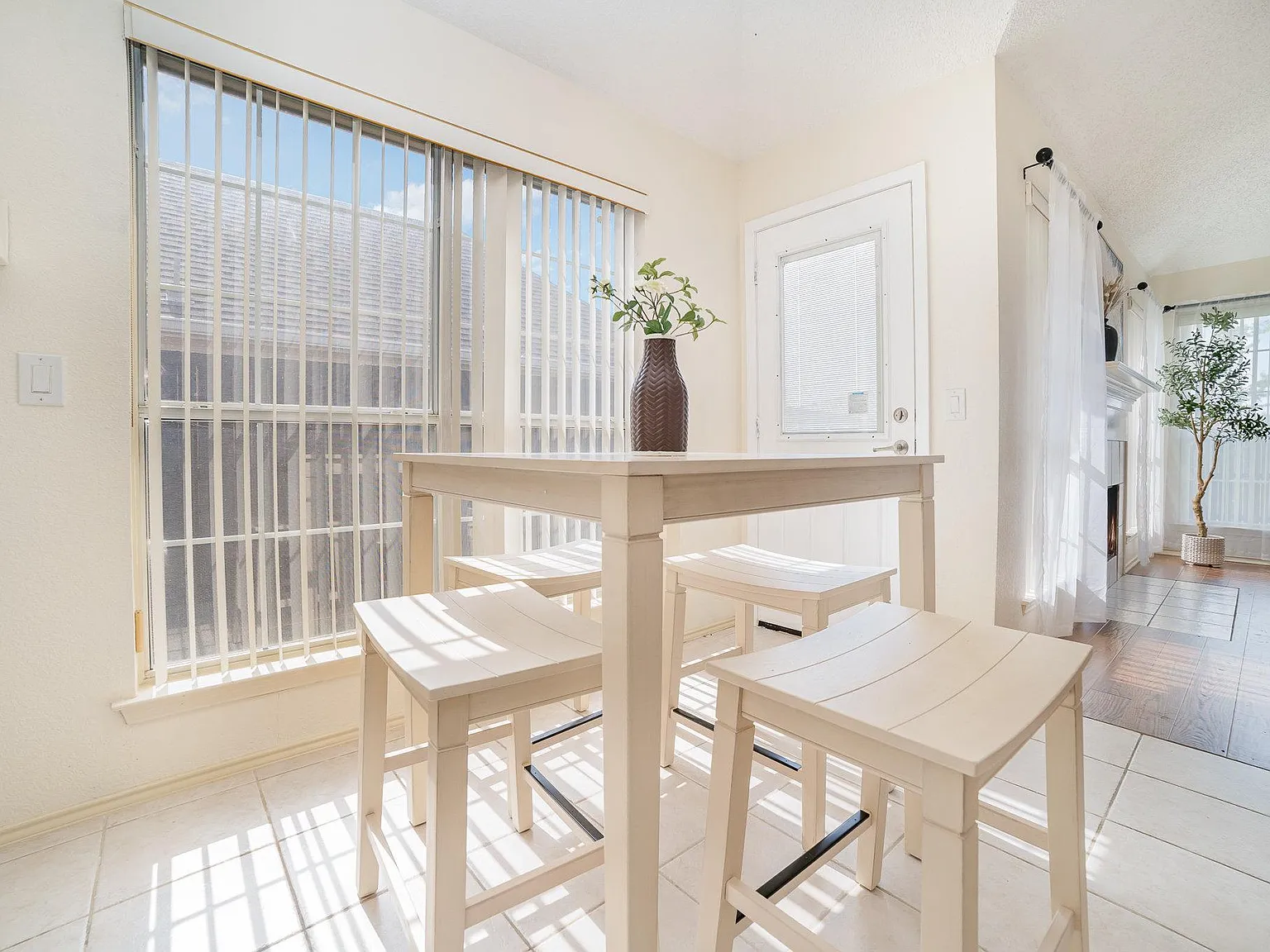 4 bed, 2070 sqft, $7,200 — Photo 3