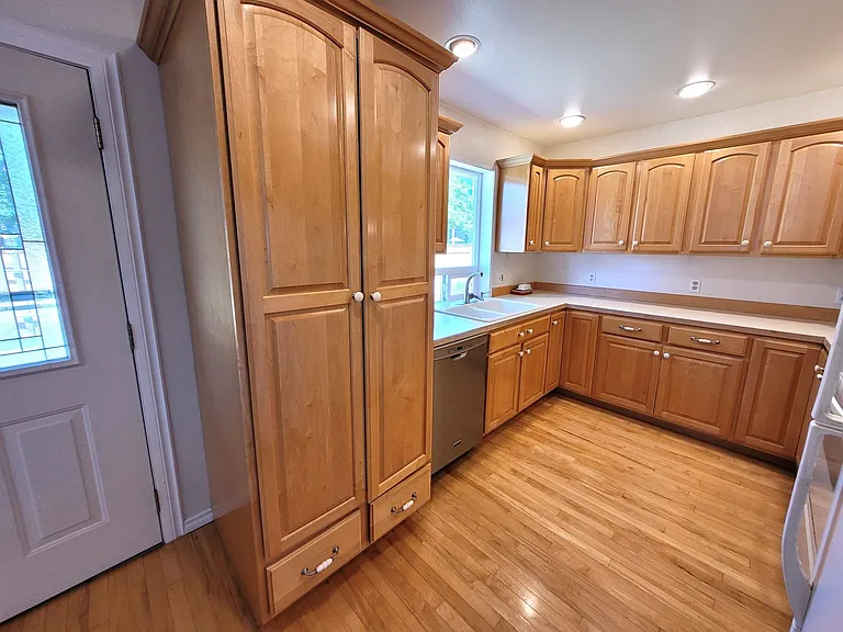 625 1/2 Marine Dr — Photo 13