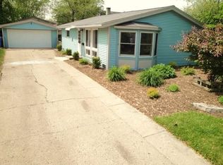 1503 Pawnee Rd, Carpentersville, IL 60110